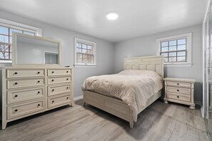 4 bedrooms, iron/ironing board, internet, bed sheets