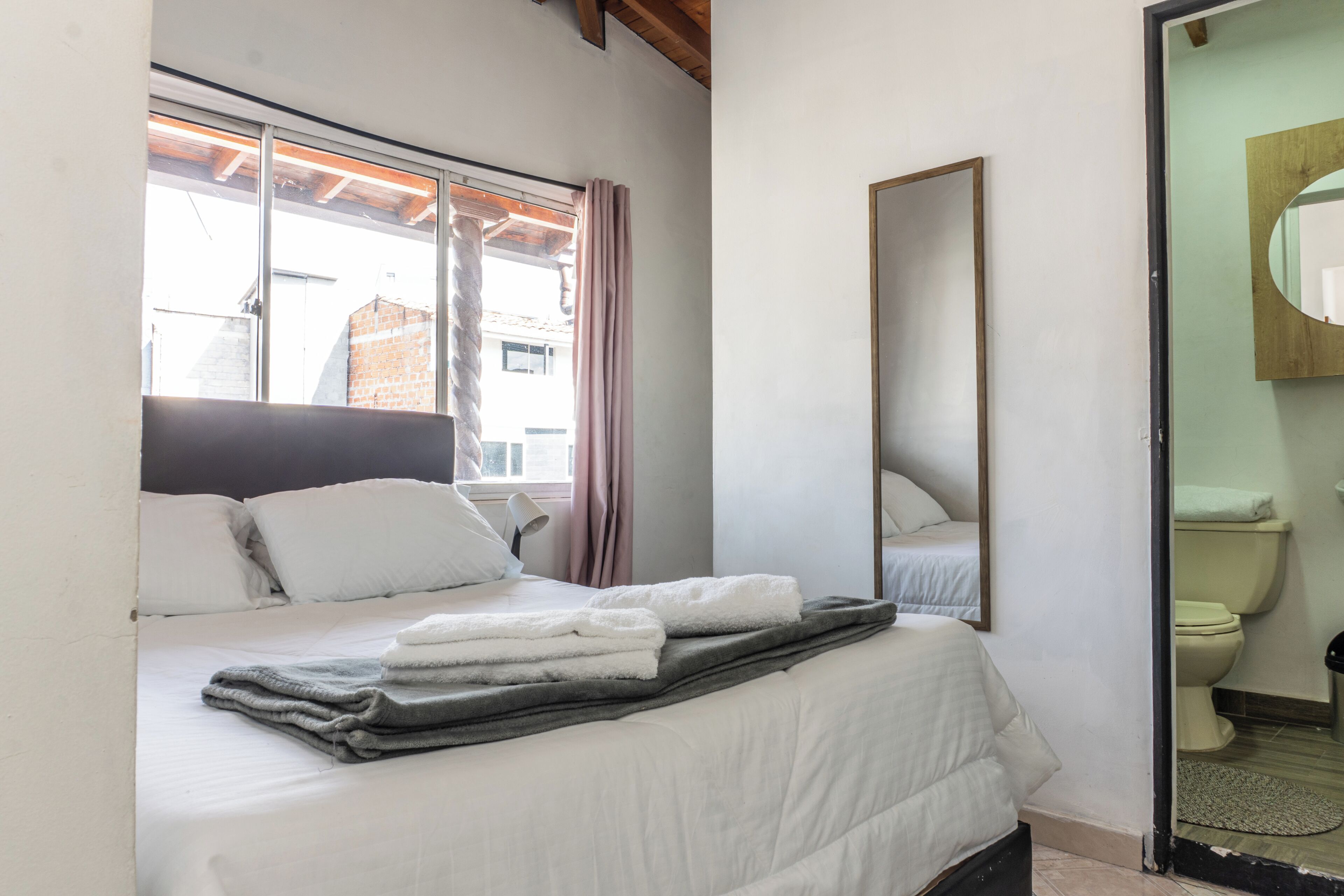 Kamar Basic, pemandangan kota