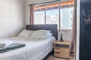 Kamar Basic, pemandangan kota