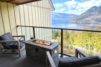 Lake & Mountain View Retreat with Fire Table and 2 Balconies - Sleeps 6