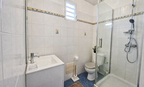 A bathroom with a sink, toilet, and glass-enclosed shower area. - 3-Bedroom Apartment with Stunning Panoramic Ocean Views - Terraces & BBQ, Sainte-Luce (Sainte-Luce)
