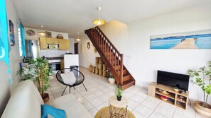 TV, books - 3-Bedroom Apartment with Stunning Panoramic Ocean Views - Terraces & BBQ, Sainte-Luce (Sainte-Luce)