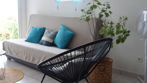 TV, books - 3-Bedroom Apartment with Stunning Panoramic Ocean Views - Terraces & BBQ, Sainte-Luce (Sainte-Luce)