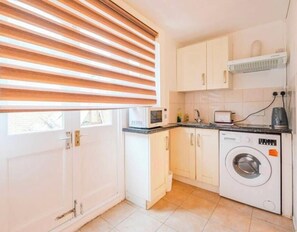 Private kitchen - Cosy 1 Bedroom Apartment (London)