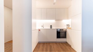 Fridge, microwave, oven, stovetop - 1F | Rosário 244 by LovelyStay (Porto)