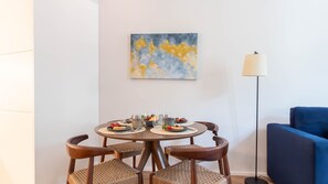 Dining - 1F | Rosário 244 by LovelyStay (Porto)