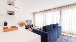TV - 2F | Rosário 244 by LovelyStay (Porto)