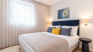 Iron/ironing board, free WiFi, bed sheets - 2F | Rosário 244 by LovelyStay (Porto)