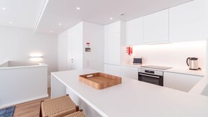 Fridge, microwave, oven, stovetop - 2F | Rosário 244 by LovelyStay (Porto)