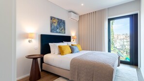 Iron/ironing board, free WiFi, bed sheets - 2T | Rosário 244 by LovelyStay (Porto)