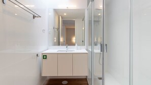 Hair dryer, towels - 2T | Rosário 244 by LovelyStay (Porto)