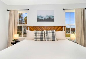 Iron/ironing board, travel cot, WiFi, bed sheets - Cute Condo | Hot Tub | Minutes to Pigeon Forge! (Sevierville)
