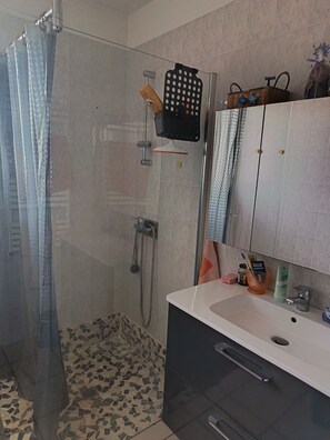 Shower, hair dryer, towels - House T3 5 kms from the beach🌊☀ (Torreilles)