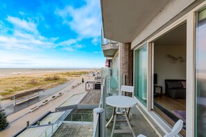 Outdoor dining - 3 bedroom accommodation in Nieuwpoort (Nieuwpoort)