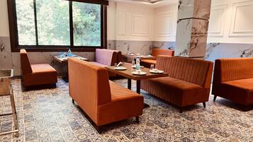 Desayuno buffet todos los días (con cargo)