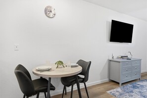 Dining - Cozy King Studio-Fully Equipped/Perfect for 30+ Day Stays-Close to Downtown (Austin)