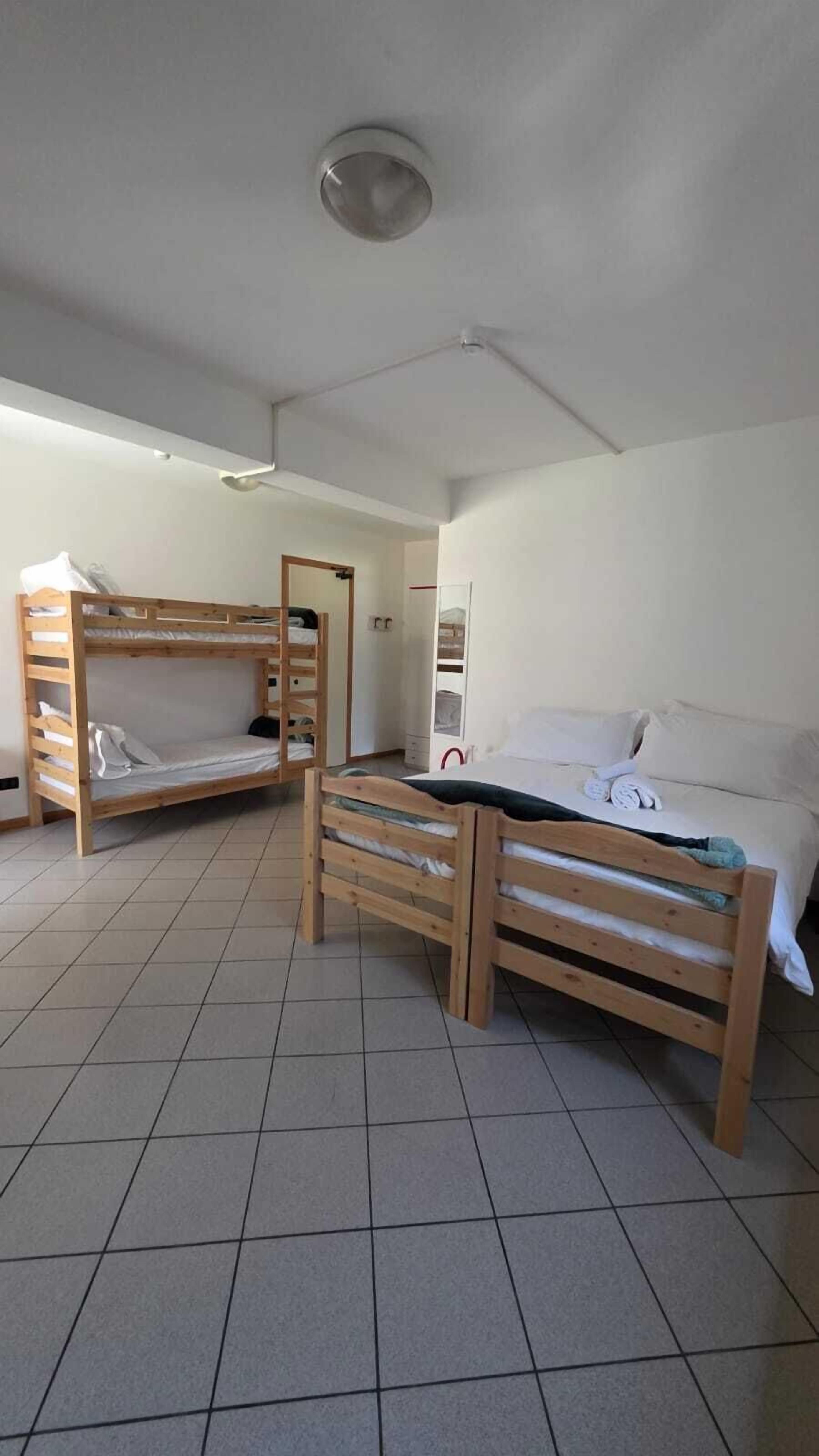 Habitació familiar, vistes a la muntanya | Caixa forta a l'habitació i espai de treball apte per a portàtils 