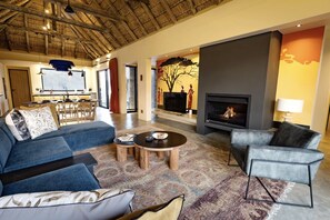 TV, fireplace - villa Zawadi stylish villa (Hoedspruit)