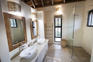 Shower, hair dryer - Villa Riviersig, a new stylish bushvilla (Hoedspruit)