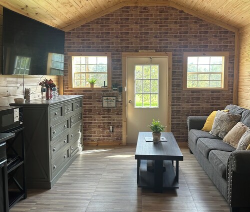 Cozy 1-bedroom cabin in beautiful Lufkin with a pond and sunset view.