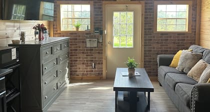 Cozy 1-bedroom cabin in beautiful Lufkin with a pond and sunset view.