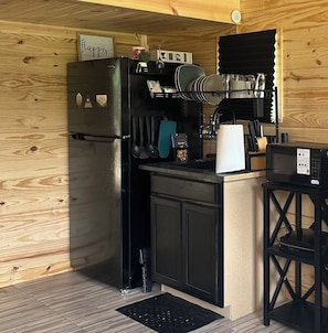 Private kitchen - Cozy 1-bedroom cabin in beautiful Lufkin with a pond and sunset view. (Lufkin)