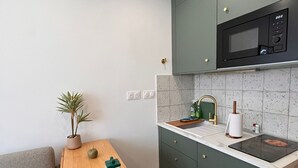 コーヒー / ティーメーカー、冷蔵庫、電子レンジ、コンロ