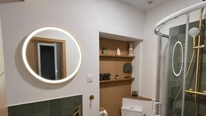 ヘアドライヤー、タオル、トイレットペーパー