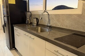 Fridge, microwave, stovetop, cookware/dishes/utensils - Elegant Studio good for relaxing and work. (Sint Michiel)