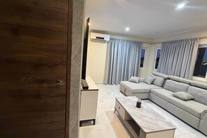 TV - Elegant Studio good for relaxing and work. (Sint Michiel)