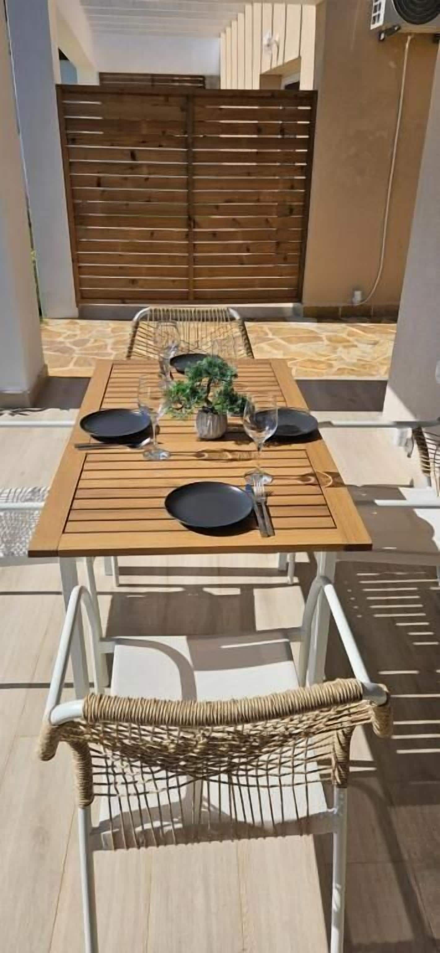 Apartamento, patio, vistas a la piscina | Restaurante al aire libre