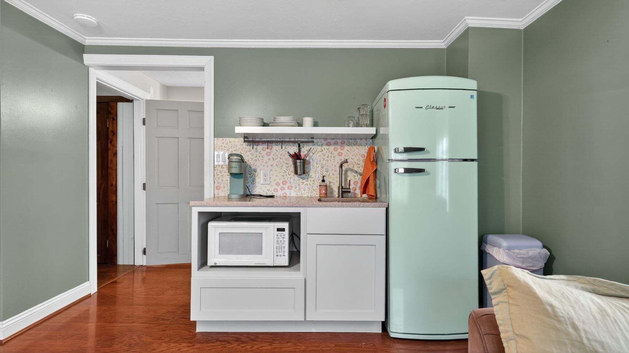 Kühlschrank, Mikrowelle, Wasserkocher mit Kaffee-/Teezubehör