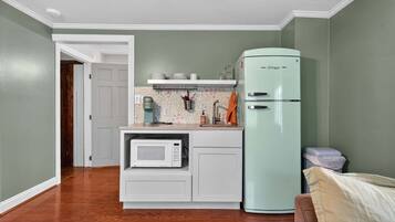 Kühlschrank, Mikrowelle, Wasserkocher mit Kaffee-/Teezubehör