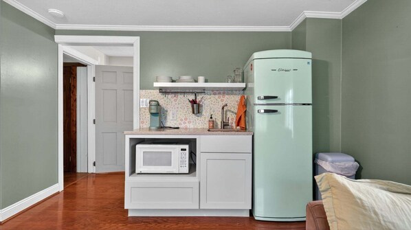 Refrigerador, microondas, cafetera y tetera y utensilios de cocina 