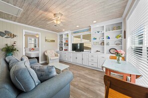 Smart TV - 🐶Pet Friendly | Community Pool + Walk to Beach | Sea and Sun Unit 2🌊🌞 (Gulf Shores)