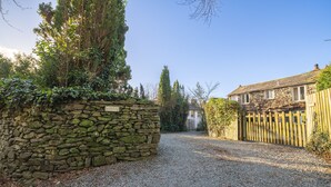 A gravel driveway leading to a stone wall and a wooden fence. - Ben Place Cottage -  A short stroll from Grasmere Village (Grasmere)