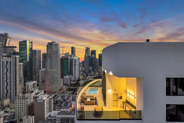 A modern hotel with a rooftop pool and city views at sunset. - Wynwood Walls & Arts District - We Host (Miami)