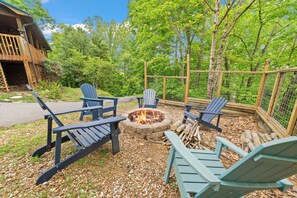 Property grounds - Log Cabin, Dog Friendly, Minutes to Attractions, Hot tub, Fire-pit, Peaceful! (Sevierville)
