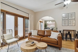 Smart TV - The Terrace w Hot Tub: Spacious, Quality, Fun (Iowa City)