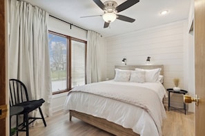 5 bedrooms, desk, iron/ironing board, travel cot - The Terrace w Hot Tub: Spacious, Quality, Fun (Iowa City)