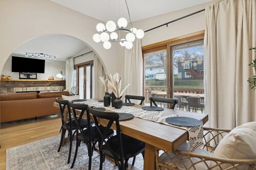 The Terrace w Hot Tub: Spacious, Quality, Fun