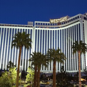 Exterior - Modern stylish studio suite 1 block off the famous Las Vegas strip (Las Vegas)