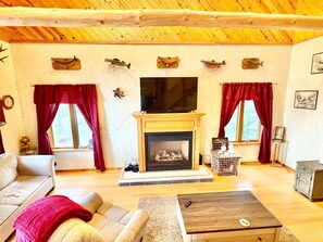 Living area - Charming 3-bedroom lake house in Rhinelander perfect for your getaway (Rhinelander)