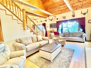 Living area - Charming 3-bedroom lake house in Rhinelander perfect for your getaway (Rhinelander)