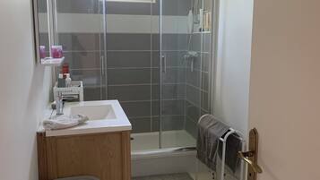 Dusche, Haartrockner, HandtĂŒcher, Seife