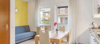 Blue-green apartment. A 3" walk to the center, spa and lake.