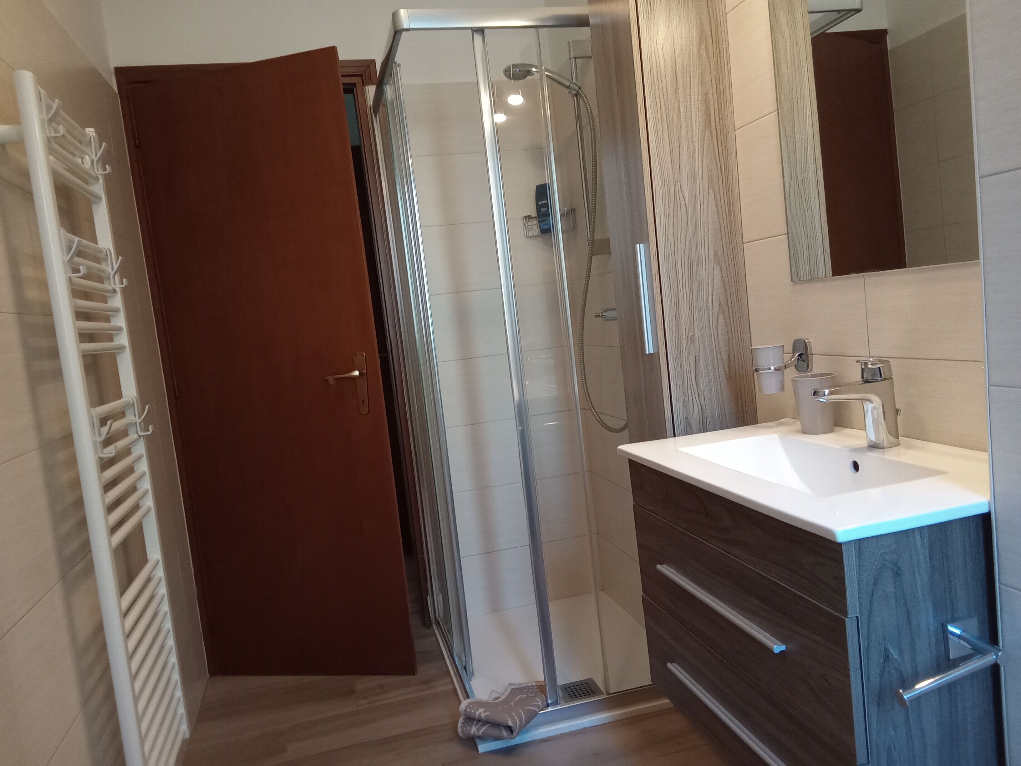 Doccia, asciugacapelli, bidet, asciugamani