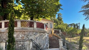 A stone staircase leading to a building with a wrought iron railing, surrounded by trees. - Sumptuous Manoir XIXᵉ between Aix & Cassis - Swimming pool, Garden & Sainte-Baume View (Auriol)