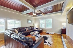 Living area - Mins to Ocean Drive, Bayfront, Fam Friendly, Quiet (Corpus Christi)