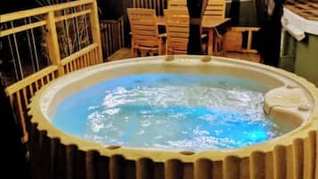Indoor spa tub